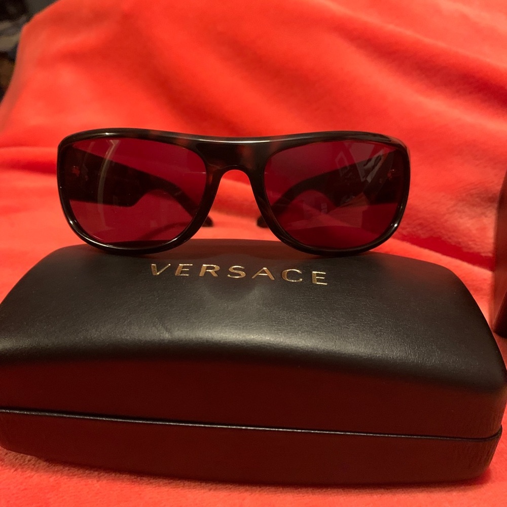Great condition, with box, cleaning cloth and case